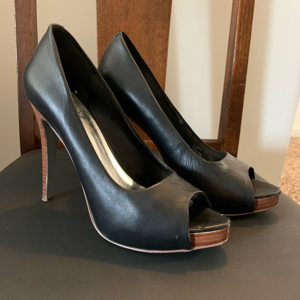 Jessica Simpson Black and Wood Print Heels